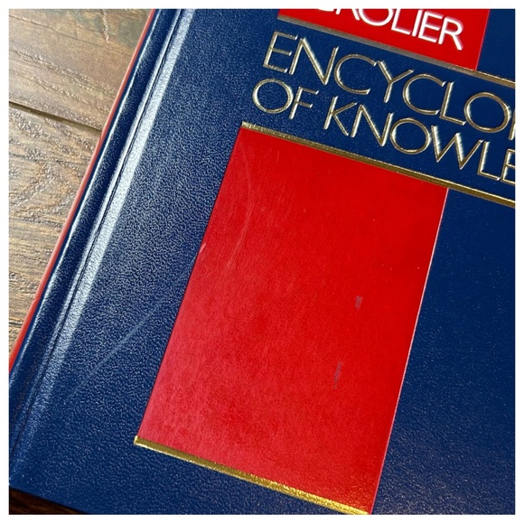 Grolier Encyclopedia of Knowledge Volume 2 Ano-Bas - Picture 6 of 6